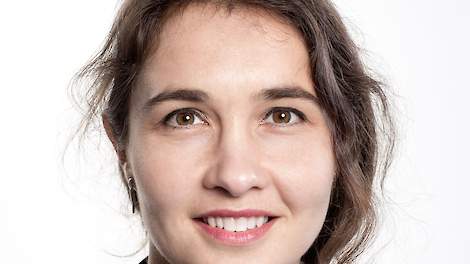 Gedeputeerde Anne-Marie Spierings kondigt een subsidieregeling af voor de uitbouw van stallen voor meer dierenwelzijn.