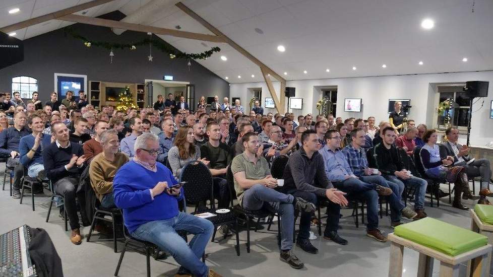 Een volle zaal met vooral zeer geïnteresseerde (jonge) varkenshouders in Ons Boerenerf te Nederweert-Eind woensdagavond. Dit voor de Pigbusiness jaarspecial 'De Varkenswereld draait door’. In een setting à la ‘De Wereld Draait Door’ werd, onder leiding va