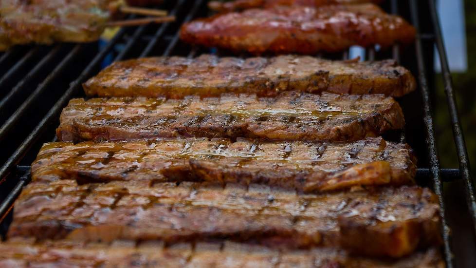 Vlees op de barbecue.