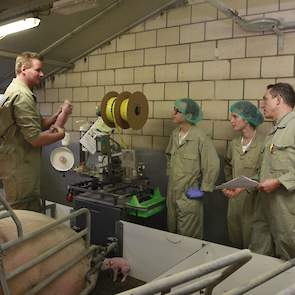 Elk jaar beginnen 225 studenten met de opleiding diergeneeskunde. Alle studenten komen op de Tolakker om kennis te maken met de landbouwhuisdieren. De medewerkers vertellen dat de eerste keer in de varkensstal van de Tolakker voor veel studenten de eerste