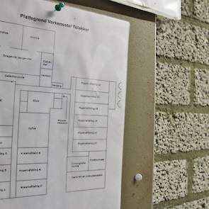 Op de plattegrond van het bedrijf is te zien dat het bedrijf naast de normale afdelingen van een zeugenbedrijf ook beschikt over een practicumzaal en een chirurgische ruimte. Het bedrijf wordt niet alleen gebruikt voor onderwijs aan de studenten diergenee