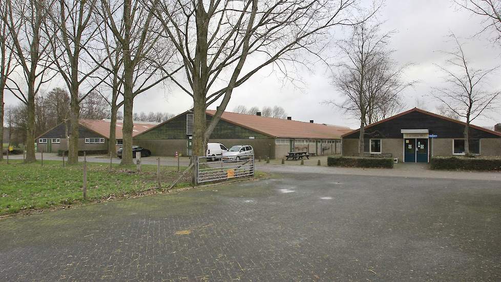 In 1985 is de eerste stal van het huidige bedrijf gebouwd (middelste op de foto). In de jaren 90 gevolgd door een tweede stal, toen nog voor de vleesvarkens (rechts). In 2002 is het bedrijf inpandig gerenoveerd en is de stal voor de vleesvarkens in gebrui