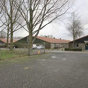 In 1985 is de eerste stal van het huidige bedrijf gebouwd (middelste op de foto). In de jaren 90 gevolgd door een tweede stal, toen nog voor de vleesvarkens (rechts). In 2002 is het bedrijf inpandig gerenoveerd en is de stal voor de vleesvarkens in gebrui