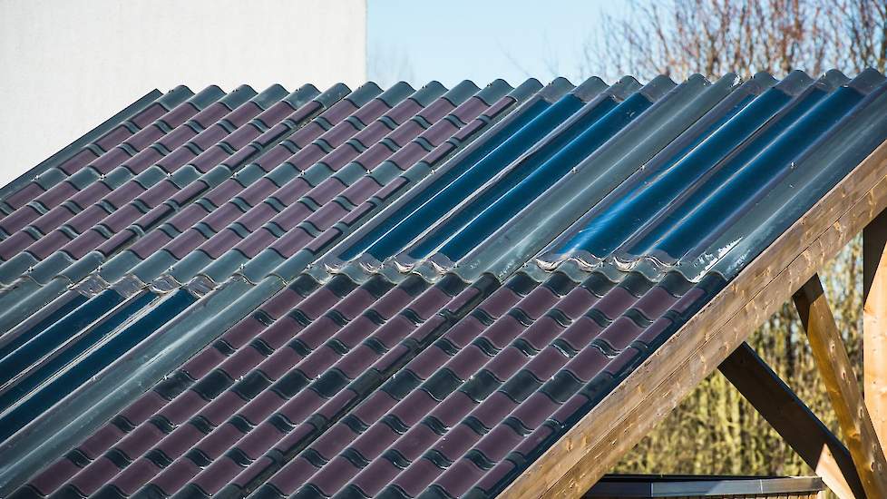 Proefopstelling van golfplaten met dunne zonnecelfilms. Deze innovatie biedt straks misschien uitkomst voor zwakke stal- of schuurdaken.