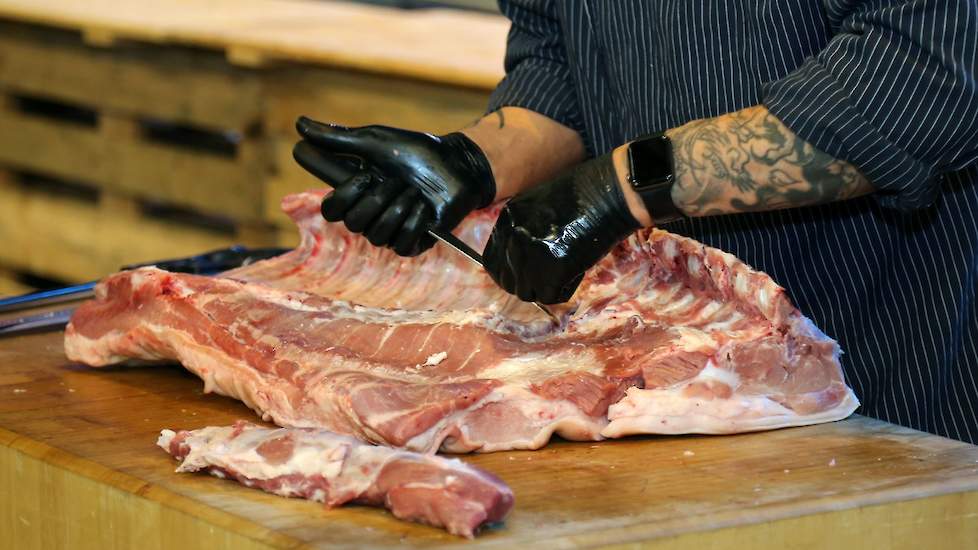 Een demonstratie uitbenen maakte ook deel uit van het Foodplein.