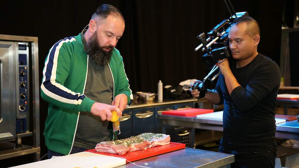 TV-kok Ramon Brugman liet zien hoe veelzijdig varkensvlees is en hoe je gerechten met varkensvlees het beste tot zijn recht kan laten komen.