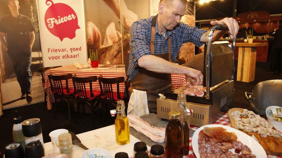 Bij de stand van Frievar konden bezoekers proeven van Frievar-varkensvlees.