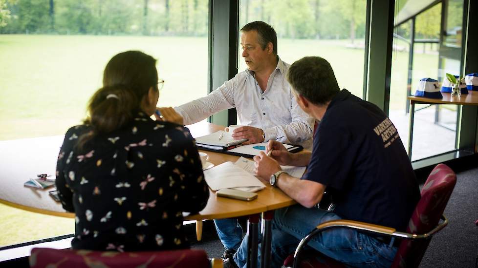 Rainier van Gelderen druk bezig om de presentatie van zijn idee verder te verbeteren. Hij werkt aan een systeem waarbij biggen in dezelfde toom (van dezelfde worp) bij eigen moeder grootgebracht worden.