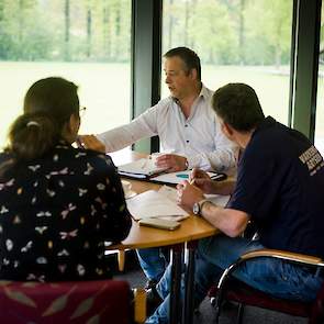 Rainier van Gelderen druk bezig om de presentatie van zijn idee verder te verbeteren. Hij werkt aan een systeem waarbij biggen in dezelfde toom (van dezelfde worp) bij eigen moeder grootgebracht worden.