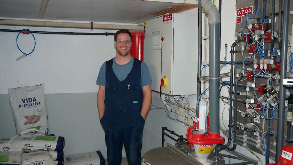 Varkenshouder Julian Wolters gebruikt de mini-fermentor op zijn bedrijf met 350 zeugen. Om de darmgezondheid te verbeteren voert hij een mengsel van fermentmix en vloeibare melkzuurbacteriën. “Sinds ik het ferment inzet, heb ik rondom spenen geen last me