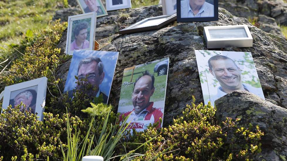 Foto's van inmiddels overleden vaders, moeders, broers, kinderen, vrienden liggen ter nagedachtenis op 'de berg'