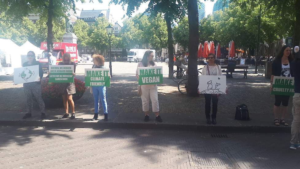 Buiten stond een kleine groep veganisten en dierenactivisten om te protesteren tegen vlees eten.