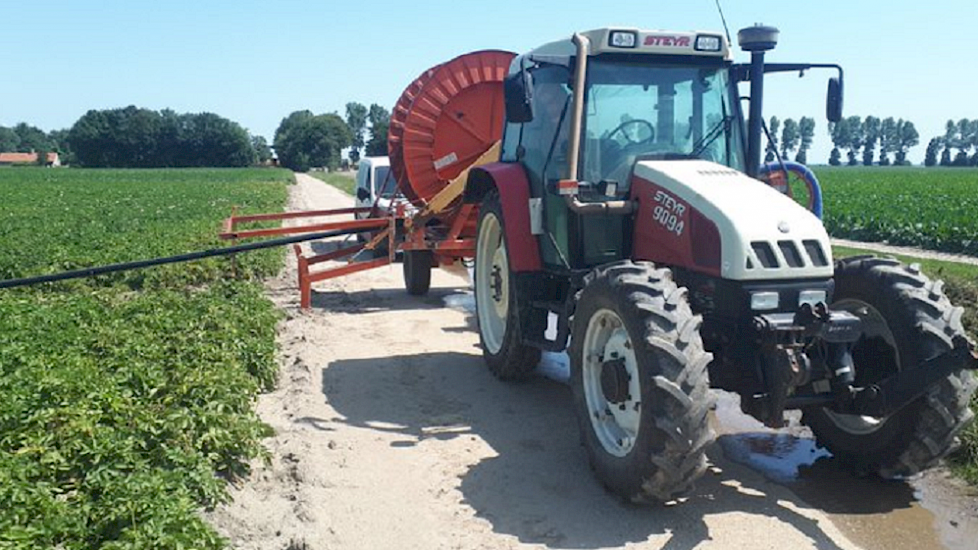 De tweede haspel draait ook volop. Blij dat we hem gehouden hebben en gelukkig niet ingeruild. Consumptieaardappelen, rode kool en gekleurde peen beregenen. In de cabine is het heel heet. De verwarming staat aan in verband met extra motorkoeling #geenhitt