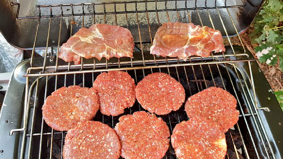 De Drentse akkerbouwer Jan Reinier de Jong, heeft het vlees op de barbecue al klaar liggen: "Ik denk dat we wel zonder gas kunnen.... #bbq #geenhittestress"