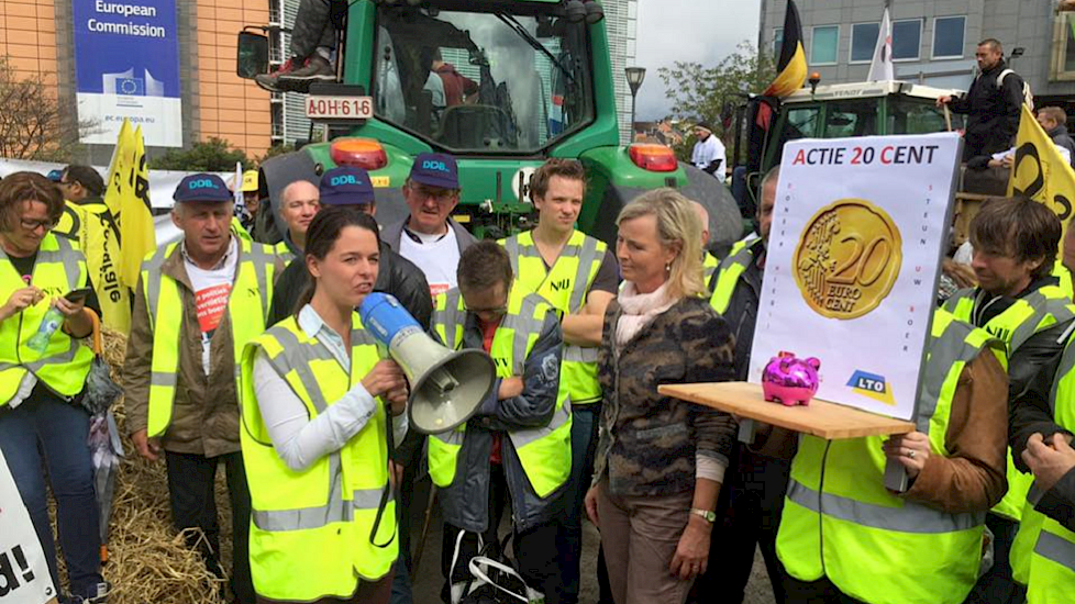 Een protestactie van boeren in Brussel op 7 september 2015, waarbij ook varkenshouders van de NVV aanwezig waren. Op de foto spreekt toenmalig voorzitter Ingrid Janssen Europarlementariër Annie Scherijer toe.