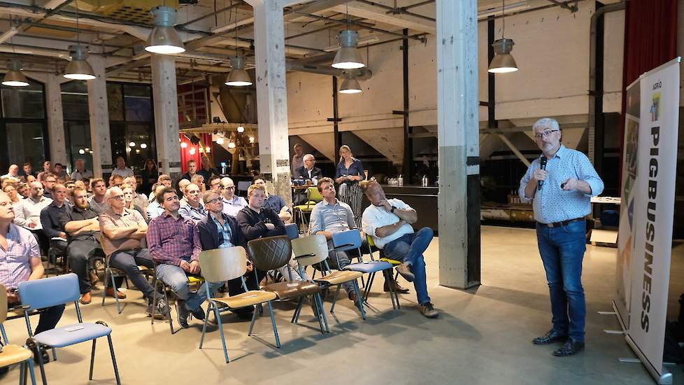 Op de nieuwe locatie in Veghel laat Arjan van der Hoek de voordelen van big data zien, waardoor varkenshouders kosten kunnen besparen.