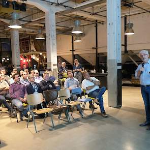 Op de nieuwe locatie in Veghel laat Arjan van der Hoek de voordelen van big data zien, waardoor varkenshouders kosten kunnen besparen.