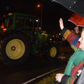 Luid toeterend naar de grote groep kijkers gaat de lange stoet op weg naar Den Haag.