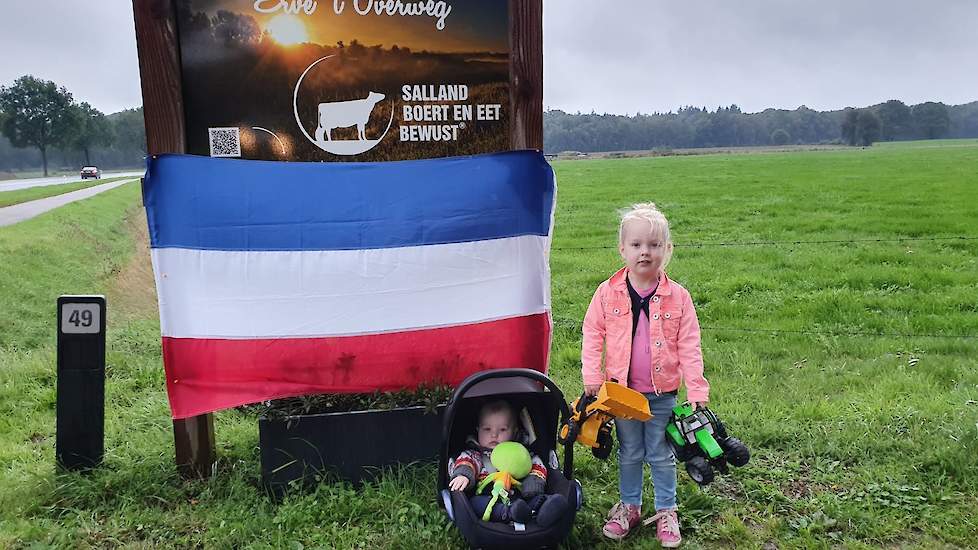 Rimke (3 jaar) en Marrit (8 maanden) van Beek uit Diepenveen (OV). „De landbouwvoertuigen gaan vandaag mee naar de oppas om ook daar een boerenprotestmars te kunnen rijden”, aldus Heleen van Beek.