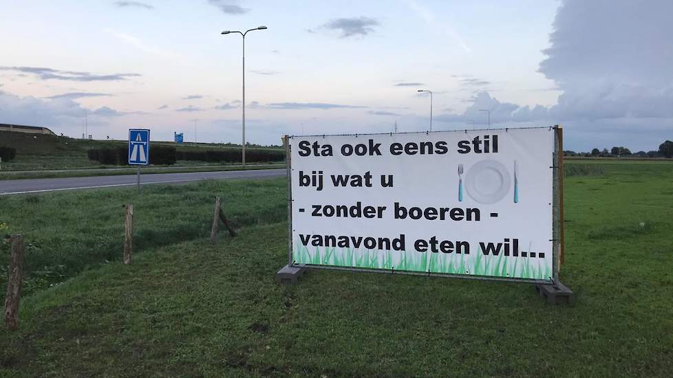 „Ons land grenst aan de oprit A35 bij Wierden. Omdat men daar moet stoppen voor de verkeerslichten,  vragen we via dit spandoek of ze ook hier bij stil willen staan!”, aldus Annet en Arjan Waalderink.