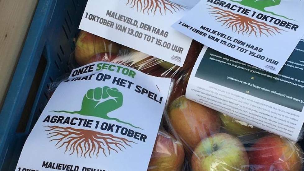 In de metro naar Den Haag werden appels uitgedeeld.