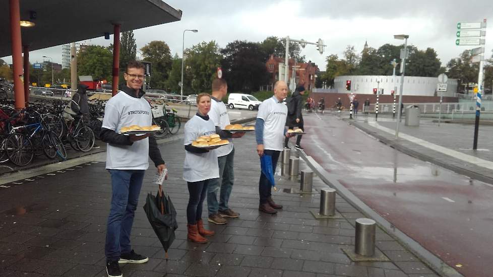 Groningse boeren delen deze middag broodjes uit voor station Groningen.