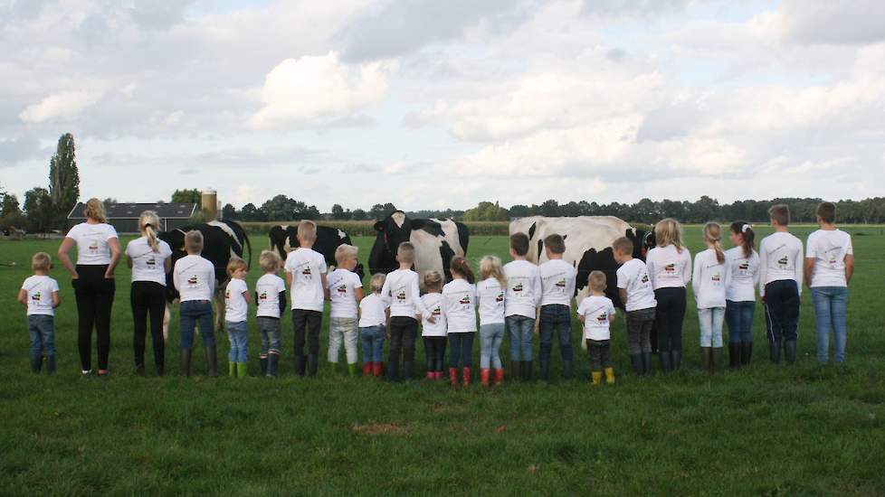 Ruim twintig kinderen uit het Gelderse Toldijk laten zien hoe trots ze zijn op de boeren. Op basisschool De Rank in het Gelderse dorp werd er onder andere op kaas en worst getrakteerd.