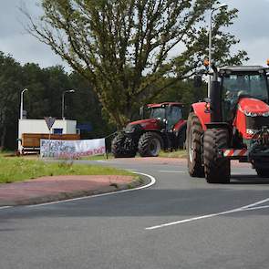 Langs het spandoek 'Bedenk goed wat je met de laatste boeren doet' dat melkveehouder André Tabak en zijn vrouw Miranda vanmorgen bij de rotonde bij de Pijlerbrug hebben geplaatst.