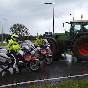 De komst van twee motoragenten vormt het startschot voor de wegblokkade.