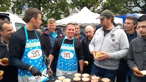 Ruud de Graaf (midden) bakt hamburgers voor de boeren.