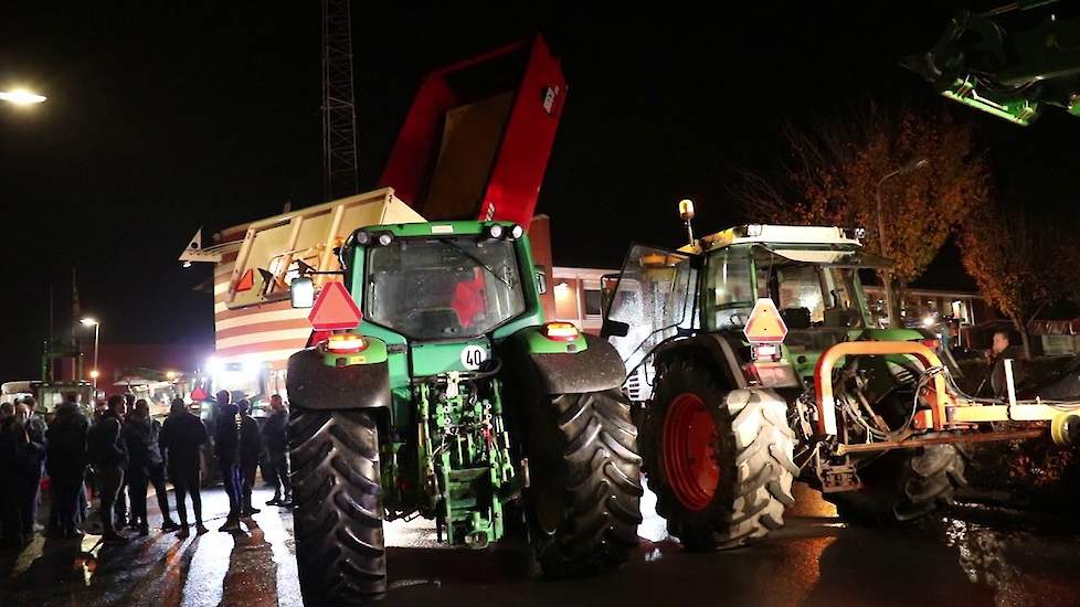 Tientallen Boeren protesteerden voor politiebureau in Zuidhorn