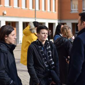 Ook de dierenrechtenactivisten halen een frisse neus voordat zij de rechtszaal weer betreden.