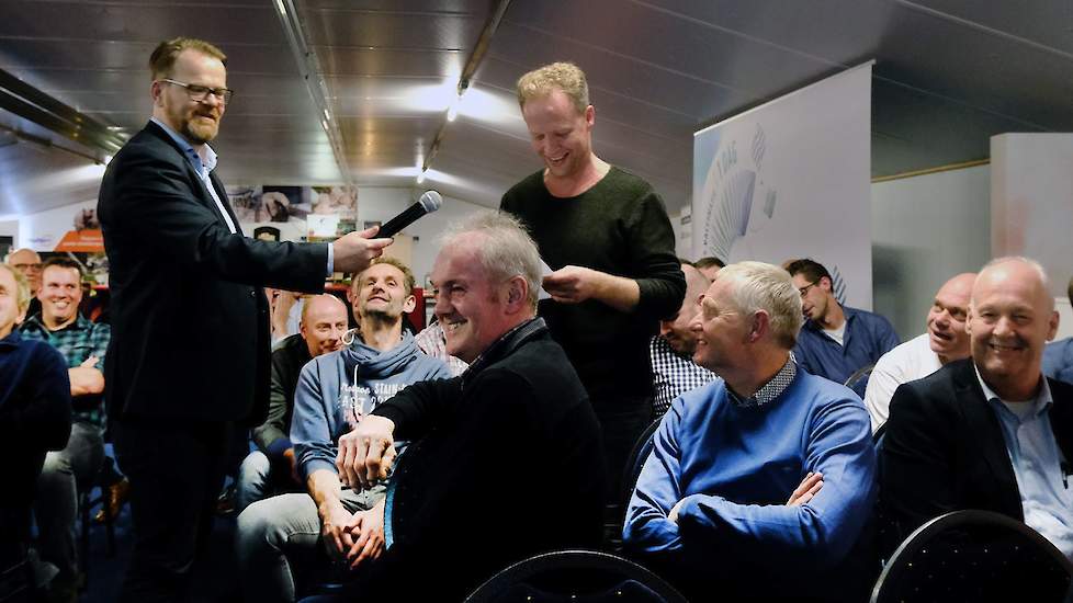 Varkenshouder Paul Jansen Holleboom uit Raalte ging onbewust op de goede stoel zitten en ontvangt voor de kerst een taart voor 14 personen.