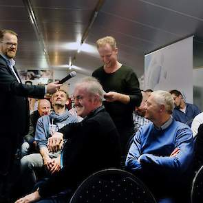 Varkenshouder Paul Jansen Holleboom uit Raalte ging onbewust op de goede stoel zitten en ontvangt voor de kerst een taart voor 14 personen.