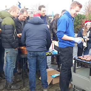 Boeren en bouwers barbecueën op het Mediapark in Hilversum.
