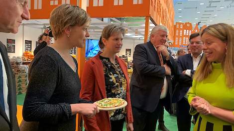 Van links naar rechts: Jos Goebbels (voorzitter COV), Linda Janssen (voorzitter POV), Varkenshoudster Ruth van der Haar. Op de voorgrond Carola Schouten.