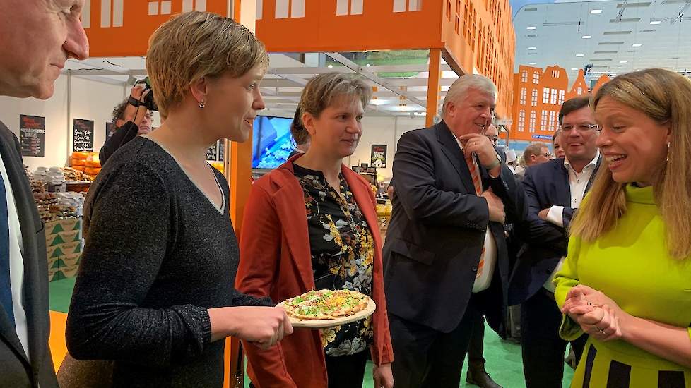 Linda Janssen (links) en Carola Schouten (rechts) tijdens de Grüne Woche