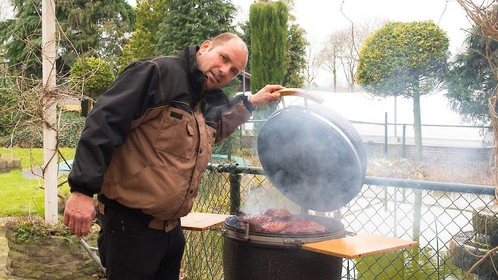 Ook bij varkenshouder Mark van Dijk ging de barbecue aan