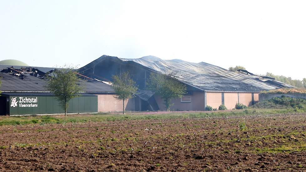 Het gebouw is niet tot de grond toe afgebrand. Maandag gaat Driessen met experts bekijken of een deel van het gebouw nog bewaard kan blijven, met het oog op herbouw.