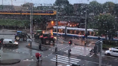 Boeren op weg om binnenstad Amsterdam in te trekken.