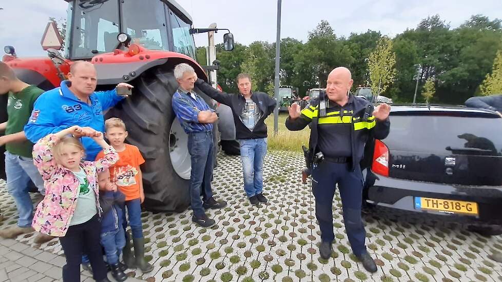 Politie geeft boeren instructies, voordat ze op pad gaan naar Nijmegen: "Hou je aan de regels. Gebruik je verstand. Ga niet op de snelweg, jullie liggen onder de loep!"