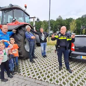 Politie geeft boeren instructies, voordat ze op pad gaan naar Nijmegen: "Hou je aan de regels. Gebruik je verstand. Ga niet op de snelweg, jullie liggen onder de loep!"