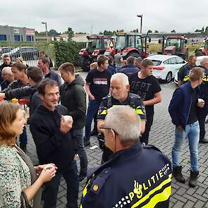 De sfeer voor het politiebureau is goed. Boeren en agenten drinken samen koffie.