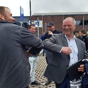 Dagelijks bestuurder van waterschap Rijn en IJssel, Peter Schrijver, begroet een van de boeren.