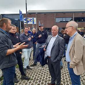 Vleesveehouder Jos Bolk in gesprek met Peter Schrijver (links) en wethouder Frans Langeveld.