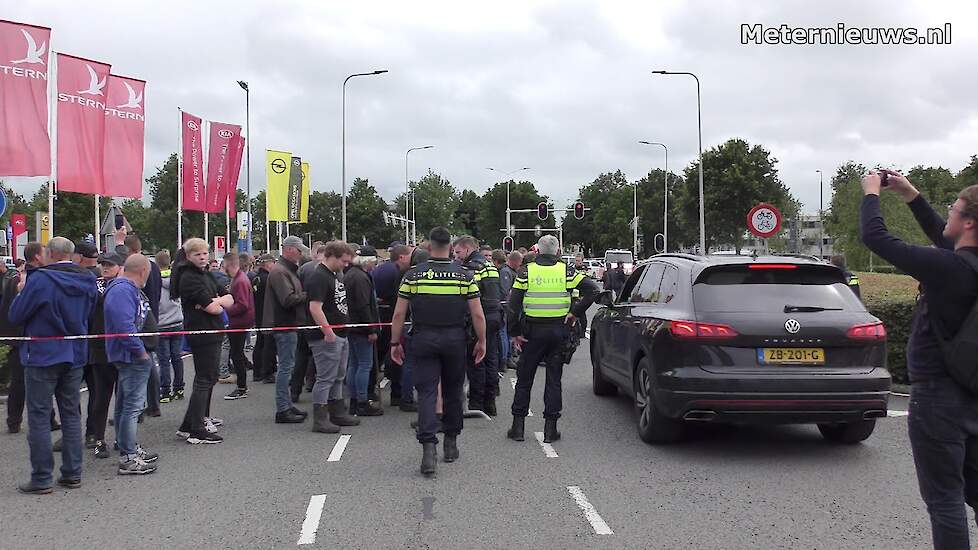 Veel sympathisanten boeren  bij het Politiebureau Balkengracht Assen