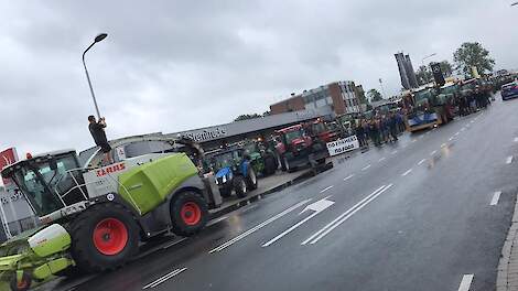 Trekkers vertrekken met zijn allen vanuit Nijkerk naar Lelystad