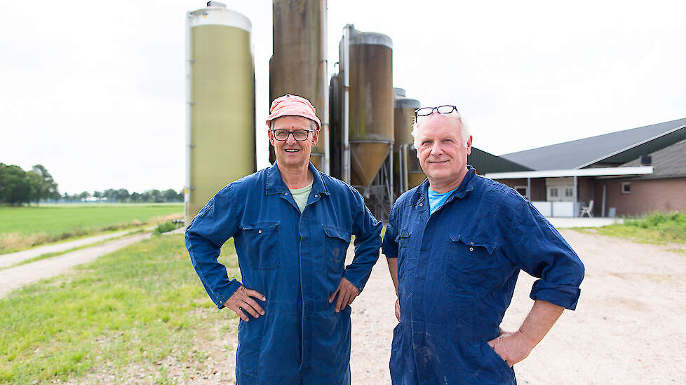 Op de foto staan Tiny van den Berg (links) en Herman Steur (rechts). Herman is specialist varkenshouderij bij De Heus Voeders.