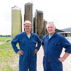 Op de foto staan Tiny van den Berg (links) en Herman Steur (rechts). Herman is specialist varkenshouderij bij De Heus Voeders.