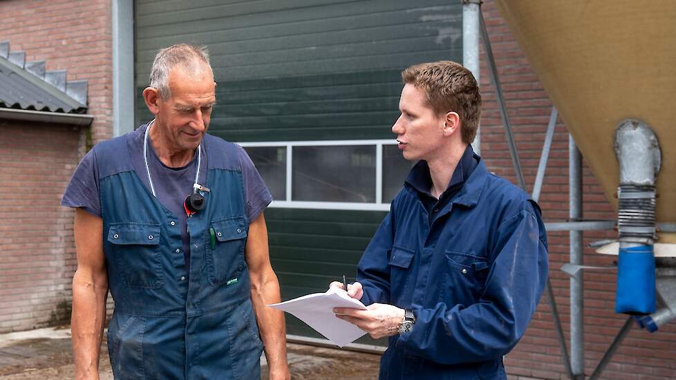 Onderzoeker Wouter van de Hoef (r)  neemt met varkenshouder Jaap Kreuger een vragenlijst door om kenmerken van het bedrijf in kaart te brengen. De familie heeft in Woerden een bedrijf met 500 zeugen en 1.100 vleesvarkens volgens het Good Farming Star-conc